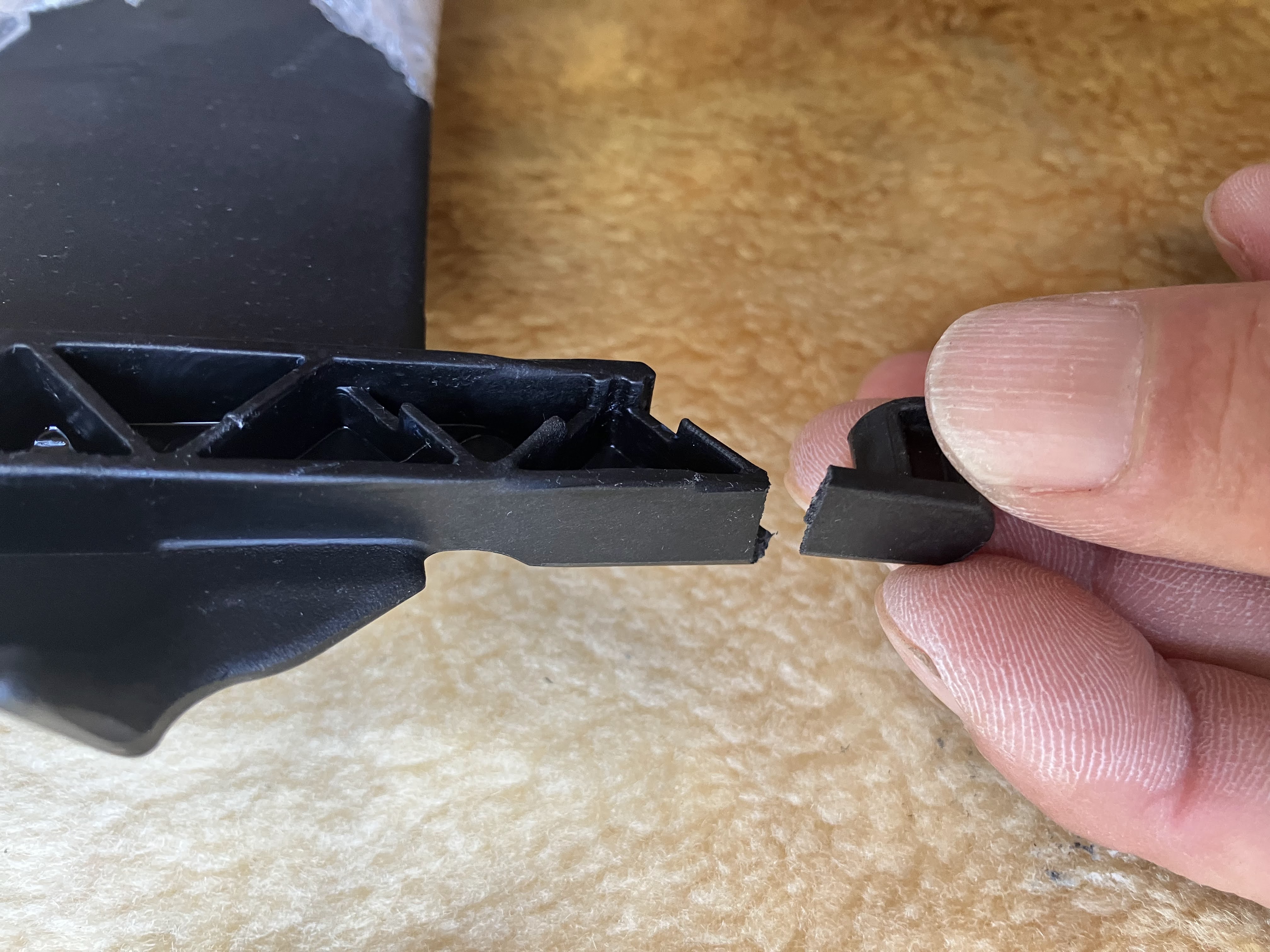 BMWサンルーフ部品 樹脂溶接 修理前