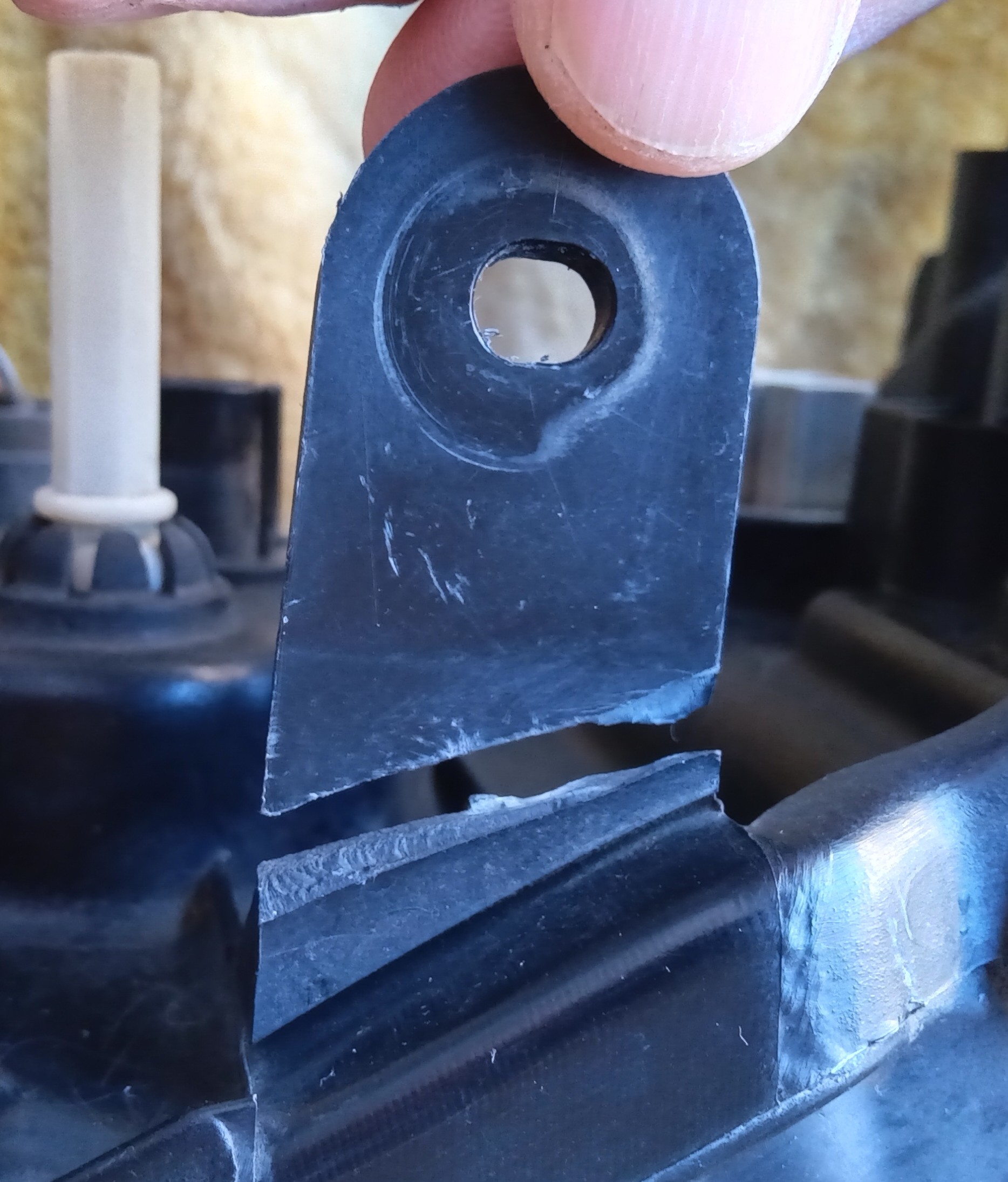 フォレスター　ヘッドライトタブ 樹脂溶接 修理前