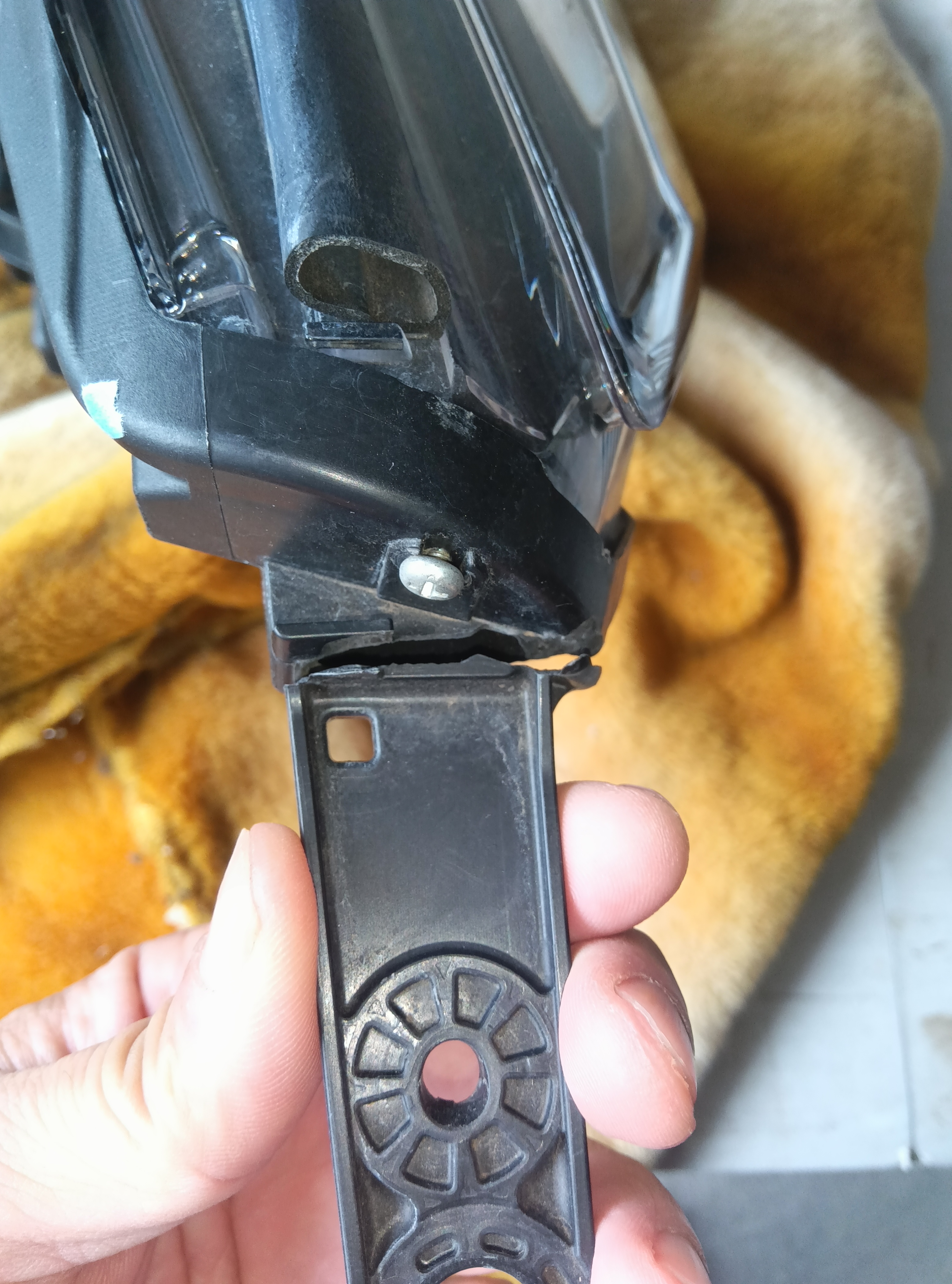 ヘッドライトステー サイド部分　樹脂溶接 修理前