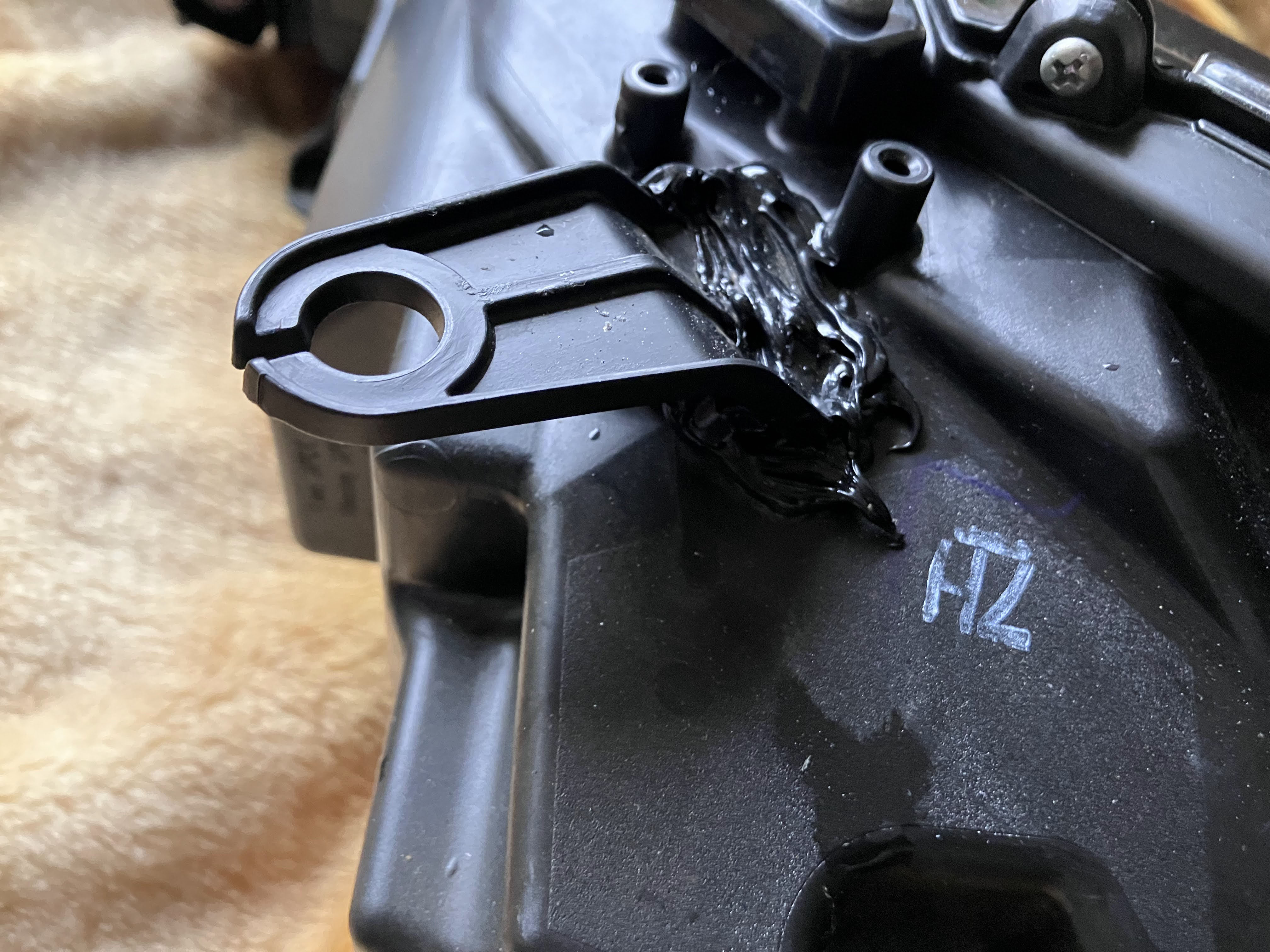 ハリアー　ヘッドライトタブ 樹脂溶接 修理前