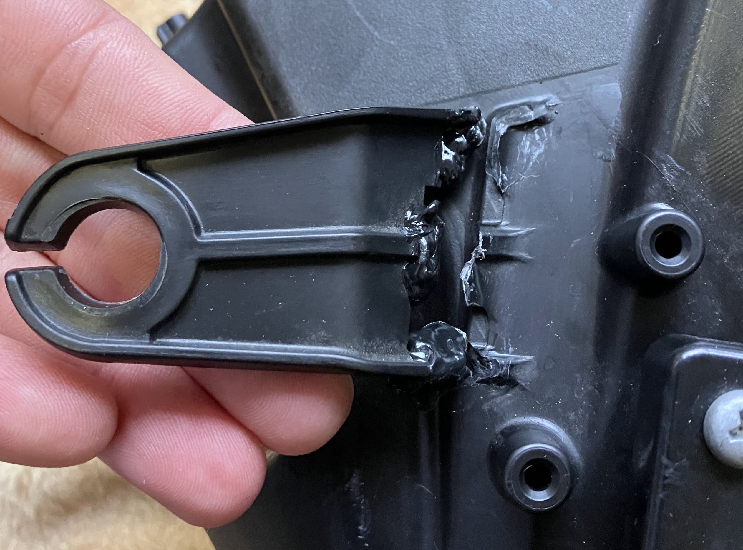 ハリアー　右ヘッドライトタブ 樹脂溶接 修理前