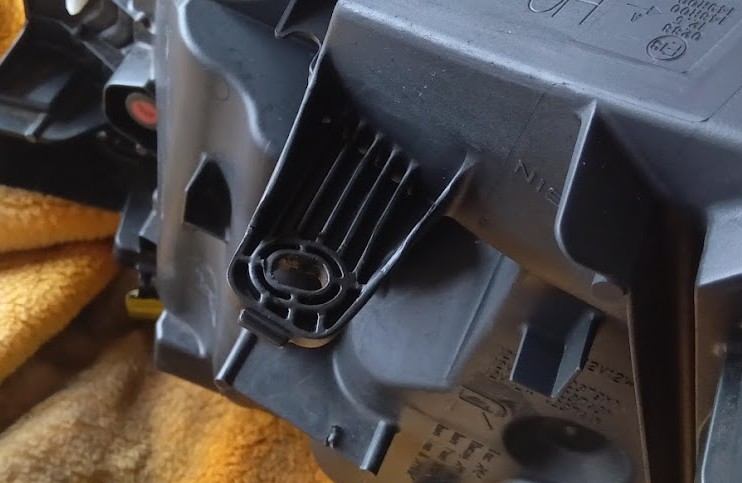 セレナ　ヘッドライトタブ 樹脂溶接 修理後