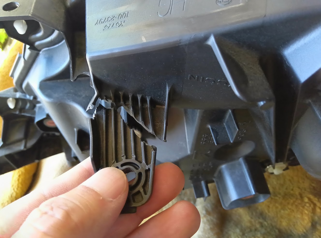 セレナ　ヘッドライトタブ 樹脂溶接 修理前